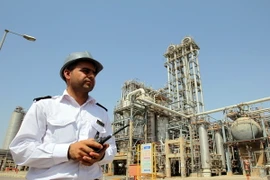 Nhân viên làm việc tại cơ sở hóa dầu Mahshahr ở tỉnh Khuzestan, Tây Nam Iran ngày 28/9/2011. (Nguồn: EPA/TTXVN)