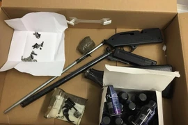 Tang vật bị tạm giữ chờ các cơ quan chức năng. (Ảnh: Hoàng Hải/Vietnam+)