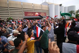 Người dân Iraq tham gia biểu tình bên ngoài tòa nhà Quốc hội tại thủ đô Baghdad ngày 30/4. (Nguồn: AFP/TTXVN)