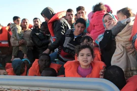 Người di cư cập cảng ở Sicily sau khi được cứu trên biển ngày 15/4. (Nguồn: AFP/TTXVN)