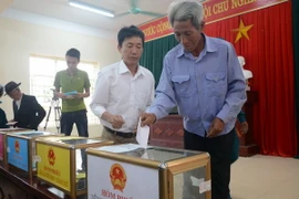 Cử tri bầu cử tại Quảng Ninh. (Ảnh: Nguyễn Hoàng/TTXVN)