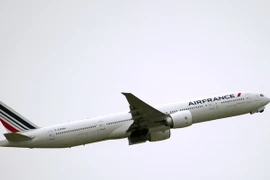 Một máy bay của Hãng hàng không Pháp Air France cất cánh từ sân bay quốc tế Charles de Gaulle ở Roissy-en-France, ngoại ô thủ đô Paris. (Nguồn: AFP/TTXVN)