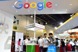 Gian giới thiệu sản phẩm của Google trong Hội chợ Thương mại Điện tử Quốc tế tại tỉnh Chiết Giang, Trung Quốc, ngày 11/4. (Nguồn: )AFP/TTXVN