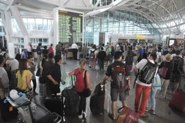 Hành khách đợi tại sân bay quốc tế Ngurah Rai tại Bali. (Nguồn: Reuters)