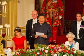  Nữ hoàng Elizabeth II và Chủ tịch Tập Cận Bình tại tiệc chiêu đãi ở Cung điện Buckingham tháng 10/2015. (Nguồn: AFP/TTXVN)