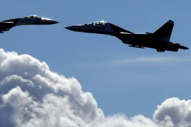  Máy bay chiến đấu Sukhoi Su-27 của Nga bay biểu diễn tại Triển lãm hàng không ở St. Petersburg. (Nguồn: AFP/TTXVN)