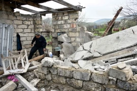 Một ngôi nhà bị phá hủy sau các cuộc giao tranh tại khu vực tranh chấp Nagorny Karabakh (Nguồn:.AFP/TTXVN)