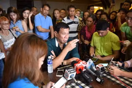 Tân Tổng thống Rodrigo Duterte (giữa) phát biểu trong cuộc họp báo ở Davao. (Nguồn: AFP/TTXVN)