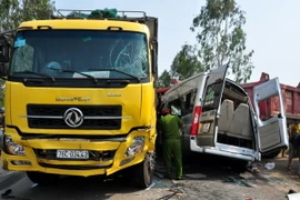 Hiện trường vụ tại nạn, chiếc xe khách bị bẹp dúm, kẹp giữa 2 xe tải. (Ảnh: Đinh Thị Hương/TTXVN)