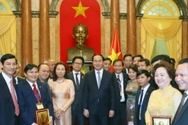 Chủ tịch nước Trần Đại Quang tiếp Đoàn doanh nhân Việt Nam tiêu biểu tham dự Diễn đàn "Bác Hồ với doanh nghiệp, doanh nhân" và Lễ phát động phong trào thi đua "Doanh nhân Việt Nam học tập và làm theo tấm gương đạo đức Hồ Chí Minh". (Ảnh: Nhan Sáng/TTXVN)