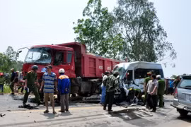 Hiện trường vụ tại nạn, đầu chiếc xe khách bị bẹp dúm. (Ảnh: Đinh Thị Hương/TTXVN)
