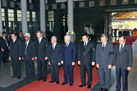 Đoàn đại biểu Ban Chấp hành Trung ương Đảng Cộng sản Việt Nam do Tổng Bí thư Nguyễn Phú Trọng dẫn đầu viếng đồng chí Hoàng Anh. (Ảnh: Doãn Tấn/TTXVN)