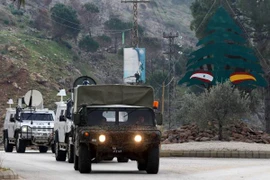 Đoàn xe của Lực lượng giữ gìn hòa bình LHQ và quân đội Liban thị sát thị trấn Marjayoun ở khu vực biên giới giữa Liban với Israel sau vụ nã pháo trả đũa của Israel. (Nguồn: AFP/TTXVN)