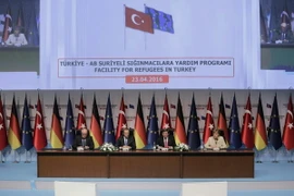 Thủ tướng Thổ Nhĩ Kỳ Ahmet Davutoglu (thứ hai, phải sang), Chủ tịch Hội đồng châu Âu Donald Tusk (thứ hai, trái) và Thủ tướng Đức Angela Merkel (phải) trong cuộc họp báo ở Gaziantep, Thổ Nhĩ Kỳ sau khi thăm trại tị nạn Nizip ngày 23/4. (Nguồn: