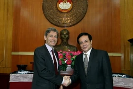 Ông Lê Bá Trình, Phó Chủ tịch Ủy ban Trung ương Mặt trận Tổ quốc Việt Nam tiếp ông Tom Malinowski, Trợ lý Bộ trưởng Ngoại giao đặc trách vấn đề dân chủ, nhân quyền, lao động của Bộ Ngoại giao Hoa Kỳ. (Ảnh: Nguyễn Dân/TTXVN)