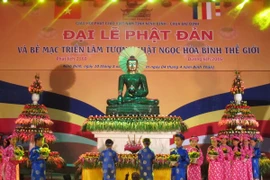 Nghi lễ dâng hoa, bế mạc triển lãm tượng Phật ngọc Hòa bình thế giới tại Đại lễ Phật đản - Phật lịch 2560 tổ chức tại Ninh Bình. (Ảnh: Ninh Đức Phương/TTXVN)