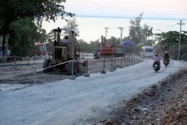 Thi công đoạn đường cao tốc La Sơn - Túy Loan, đoạn qua địa bàn huyện Phú Lộc, Thừa Thiên-Huế. (Ảnh: Quốc Việt/TTXVN)