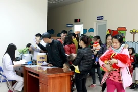 Khám chữa bệnh tại Bệnh viện Nhi Trung ương. (Ảnh: Dương Ngọc/TTXVN)