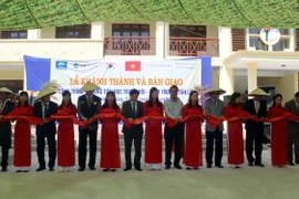 Các đại biểu cắt băng khánh thành điểm trường. (Ảnh: Thu Hằng/TTXVN)