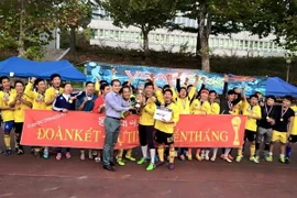 Anh Nguyễn Ngọc Hoàn, Chủ tịch VSAK, trao cúp vô địch môn bóng đá nam cho Đội trường Đại học Dongshin. (Ảnh: Phạm Duy/Vietnam+)