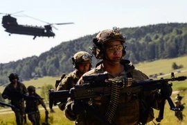 Binh sỹ NATO tham gia cuộc tập trận ở Hohenfels, miền Nam nước Đức. (Nguồn: AFP/TTXVN)