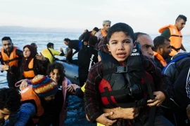 Người di cư tới đảo Lesbos của Hy Lạp sau khi vượt biển Aegean từ Thổ Nhĩ Kỳ. (Nguồn: AFP/TTXVN)