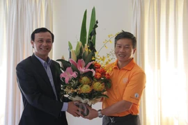 Đại sứ Lương Thanh Nghị (trái) tặng hoa chúc mừng ông Chu Quang Hòa nhân dịp khai trương Văn phòng đại diện Khoa học và Công nghệ ở Sydney. (Ảnh: Khánh Linh/Vietnam+)
