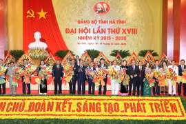 Chủ tịch Quốc hội Nguyễn Sinh Hùng và Phó Thủ tướng Nguyễn Xuân Phúc với các cán bộ đã từng tham gia Ban Thường vụ Tỉnh ủy Hà Tĩnh khóa XVII. (Ảnh: Nhan Sáng/TTXVN)