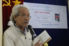 Dịch giả Phạm Viêm Phương giới thiệu cuốn sách “Đỉnh cao đế quốc - Đà Lạt và sự hưng vong của Đông Dương thuộc Pháp.” (Ảnh: Hoàng Kha/TTXVN)