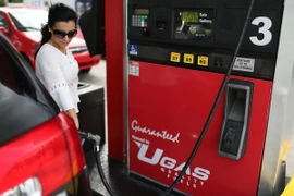 Người dân Mỹ đổ xăng tại một trạm xăng ở Miami, bang Florida. (Nguồn: AFP/TTXVN)