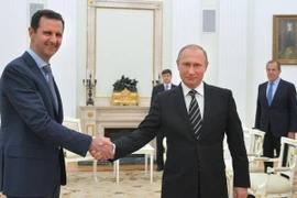 Tổng thống Nga Vladimir Putin (phải) và Tổng thống Syria Bashar al-Assad tại cuộc gặp ở Moskva. (Nguồn: AFP/TTXVN)