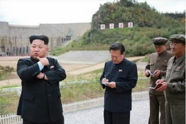 Nhà lãnh đạo Kim Jong-un (trái) thị sát công trường xây dựng nhà máy thủy điện Paektusan ở tỉnh Ryanggaung, gần biên giới với Trung Quốc. (Nguồn: Yonhap/TTXVN)