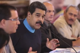 Tổng thống Venezuela Nicolas Maduro (thứ 2, trái) chủ trì cuộc họp với các Bộ trưởng Chính phủ tại Caracas. (Nguồn: AFP/TTXVN)