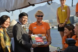 Đại sứ Lê Huy Hoàng tặng quà cho thuyền trưởng Wendy Tuck. (Nguồn: Vietnam+)