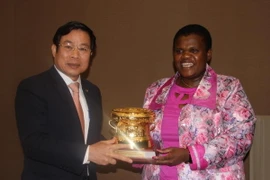 Bộ trưởng Nguyễn Bắc Son trao tặng phẩm cho Bộ trưởng Truyền thông Nam Phi Faith Muthambi. (Ảnh: Mạnh Hùng/Vietnam+)