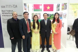 Đại sứ Lê Ánh (thứ 2 từ phải sang) trước gian hàng của Vệt Nam tại triển lãm. (Ảnh: Duy Trinh/Vietnam+)