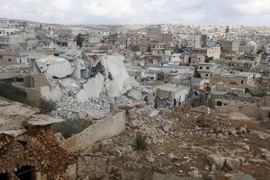 Cảnh đổ nát sau các cuộc giao tranh tại thị trấn Darat Izza ở Aleppo. (Nguồn: Reuters/TTXVN)