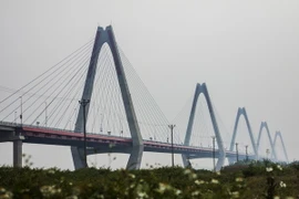 Cầu Nhật Tân nhìn từ phía huyện Đông Anh, cây cầu sẽ có hai tên gọi: cầu Nhật Tân và cầu Hữu nghị Việt-Nhật. (Ảnh: Trọng Đạt/TTXVN)