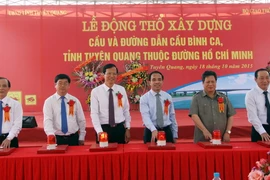 Đại diện lãnh đạo Bộ Giao thông Vận tải và lãnh đạo tỉnh Tuyên Quang thực hiện nghi thức bấm nút phát động khởi công cầu Bình Ca. (Ảnh: Quang Cường/TTXVN)