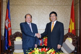  Phó Thủ tướng Phạm Bình Minh đón tiếp Phó Thủ tướng Campuchia Hor Namhong. (Ảnh: Thanh Vũ/TTXVN)