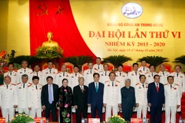 Thủ tướng Nguyễn Tấn Dũng; nguyên Tổng Bí thư Lê Khả Phiêu, Nông Đức Mạnh; nguyên Chủ tịch nước Trần Đức Lương với các đại biểu. (Ảnh: Đức Tám/TTXVN)