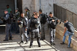 Cảnh sát Israel tuần tra tại lối vào khu thành cổ ở Đông Jerusalem. (Nguồn: AFP/TTXVN)