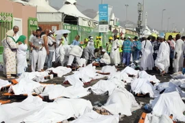 Thi thể các nạn nhân thiệt mạng trong vụ giẫm đạp. (Nguồn: AFP/TTXVN)