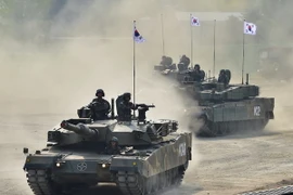 Xe tăng K1A1 của quân đội Hàn Quốc chuẩn bị cho Triển lãm Vũ trụ và Quốc phòng Quốc tế Seoul. (Nguồn: AFP/TTXVN)