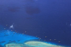 Tàu đánh cá Trung Quốc neo đậu tại bãi đá ngầm Chữ Thập. (Nguồn: AFP/TTXVN)