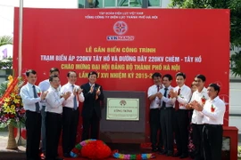 Các đại biểu thực hiện nghi thức gắn biển công trình chào mừng Đại hội Đảng bộ Thành phố Hà Nội lần thứ 16. (Ảnh: Huy Hùng/TTXVN)