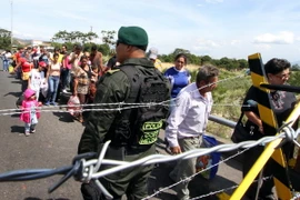Binh sỹ gác tại cửa khẩu biên giới Venezuela-Colombia ở San Antonio de Tachira. (Nguồn: AFP/TTXVN)