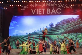  Một tiết mục nghệ thuật của đoàn Thái Nguyên tại Lễ khai mạc chương trình du lịch “Qua những miền di sản Việt Bắc” lần thứ 6. (Ảnh: Lan Anh/TTXVN)