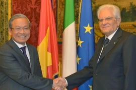 Tổng thống Italy Sergio Mattarella (phải) và Đại sứ Cao Chính Thiện trong buổi trình Quốc thư. (Nguồn: Phủ Tổng thống Italy)