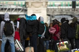 Cảnh giải tỏa điểm nóng nhập cư tại nhà ga Austerlitz, ngay giữa trung tâm Paris vào tháng Chín. (Nguồn: Báo Le Figaro)